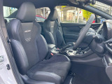 【RECARO製シート】人間工学に基づいた面圧分布によって腰への負担や長時間運転時の疲労発生を軽減☆一目でレカロとわかるスポーティなルックスが特徴です。