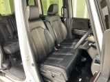乗降がしやすい運転席。高さが調節できて小柄な方でも運転しやすいポジションをとることができます。