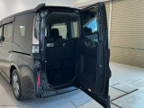 【わくわくゲート】タテはもちろんヨコにも開き、ちょっとした荷物を積む時にもとても便利♪人やペットの乗り降りもスムーズにできます♪