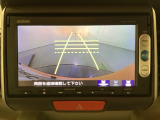 バックでの車庫入れも安心です!リアカメラが付いているバックモニター付のナビを装備しております。操作線もついており距離感も画面から確認できます。