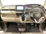 車内は光触媒抗菌消臭施工済です。スタイリッシュなデザインで暖かみのあるインパネ周りを演出します。グローブボックスやカップホルダーのほかにトレーなどたくさんの収納スペースが装備されています。