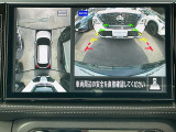 アラウンドビューモニターです。上空からお車の周りを見る感覚で表示されますので、車庫入れも簡単