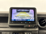 後退時に車両の後ろ側をモニター画面に表示します。車庫入れが苦手な人もこれで安心♪