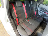 コンパクトカーですが、セカンドシートは十分な広さがあり快適にお乗りいただけます♪シートを倒して大きな荷物を積んだりと、用途の幅が広い1台です。