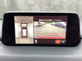 狭い場所での駐車やすれ違いなどでより的確な運転操作に役立つ360&deg;ビューモニターが装備されています。