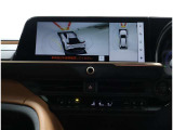 サイドクリアランスビュー表示中に、旋回時の運転操作に合わせて自動で車両を斜め後方から見たような映像を表示。