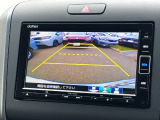 バック駐車が苦手な方や、初めてのお車で不安な方も安心。後方の映像をナビ画面に表示するため、周囲を確認しながらスムーズに駐車できます。