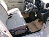 ルームクリーニング済みの綺麗な室内。シートリフターを装備してますので、思い同りの運転姿勢に調整出来ます。
