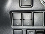 オートマチックハイビームとは、先行車や対向車のライトを認識し、ハイビームとロービームを自動で切り替える機能です。夜道の視界を確保します。詳細は販売店スタッフまでおたずねください。