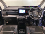 車内は光触媒抗菌消臭施工済です。スタイリッシュなデザインでスポーティなインパネ周りを演出します。グローブボックスやカップホルダーのほかにトレーなどたくさんの収納スペースが付いています。