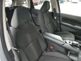 運転席はほどよくホールド感のある形状をしておりますので、運転がしやすいです。