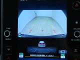 ■リヤビューカメラの映像です。ステアリング連動ガイドラインが、後退時の予想進路を表示し、運転のサポートを致します。