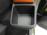 カップホルダーは運転席や助手席からちょうど手の届く位置です!!