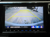 バックカメラの画像です。ガイドラインがスムースな車庫入れをサポートいたします。車庫入れの安心感がアップしますね。
