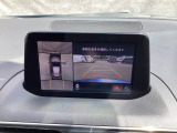 狭い場所での駐車やすれ違いなどでより的確な運転操作に役立つ360&deg;ビューモニターが装備されています。