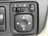 【電動格納ミラー】運転席のスイッチで、ドアミラーの開閉や角度の調整ができます。
