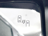 【ブラインドスポットモニター】走行中、ドアミラーの死角になりやすい箇所に後続車が接近するとサイドミラーのレンズに警告を表示!ドライバーに注意喚起をしてくれます。