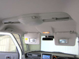 運転席・助手席ともにサンバイザー内側に鏡がついております。