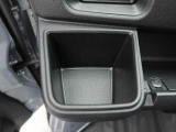 カップホルダーは運転席や助手席からちょうど手の届く位置です!!