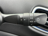 【オートライト(AUTO)】外の明るさをシステムが感知して、自動でヘッドライトが点灯します。ヘッドライトをつけ忘れを防ぐ便利機能です。