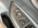 狭い駐車場で便利な電動格納ドアミラーが付いています。