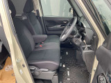 フロントシートにはセンターアームレスト付き、長時間の運転で疲れた腕を乗せてください。