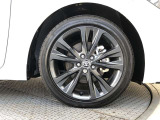 純正17インチアルミ!タイヤサイズは215/45R17です