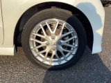 ☆純正アルミホイール☆足元のデザインを際立たせ軽快な走りを演出☆車の印象もスタイルも引き締まります☆