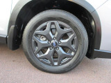 右前 17インチアルミホイール タイヤサイズは、225/60R17です。「*ホイールロックナットは展示用です」