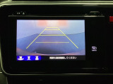 バックでの車庫入れも安心です! リアカメラが付いているバックモニター付のナビを装備しております。操作線もついており距離感も画面から確認できます。