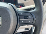【クルーズコントロール】アクセル操作なしで一定速度を保つ機能。先行車との距離を自動調整する追従型が主流で、高速走行時の疲労を劇的に軽減します。長距離移動が多いお客様への商談では必須の快適装備です。