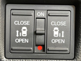 【両側パワースライドドア】スマートキーや運転席のスイッチで後席両側スライドドアの開閉が可能♪電動だから力を入れてドアを開ける必要が無く、小さなお子様でも簡単に開け閉めでき快適です♪