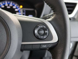 アダプティブクルーズコントロール機能付きです。走行中に先行車の様子を検知しながら、設定した車速の範囲内で先行車との距離のキープを支援します。詳細は販売店スタッフまでおたずねください。