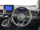 運転席まわりです。 各操作スイッチは使いやすい位置に配置されてます。