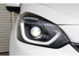 フルLEDヘッドライトで夜間走行の視認性も高く、オートライトは基より、先行車や対向車を検知してハイ/ロービームを自動で切り替える『オートハイビーム』も装備しています。
