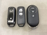 スマートキーを装備しています。鍵を差し込むことなくドアロックの開け閉めと、スタートボタン操作でのエンジンスタートができます。加えて、純正リモコンエンジンスターター用の操作キーもついています。