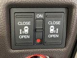 リアドアは乗り降りに便利な両側電動スライドドアです。また運転席に座っていながらスイッチ操作で自在にスライドドアを開け閉めできます。