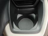 カップホルダーは運転席や助手席からちょうど手の届く位置です!!