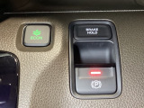 セレクトレバーの右に電子制御パーキングブレーキがあります。スイッチひとつで、停車した地点の傾斜などをシステムが検知・判断してブレーキ力を自動的に最適制御し、しっかり停車できるパーキングシステムです。
