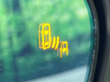 【ブラインドスポットモニター】走行中、ドアミラーの死角になりやすい箇所に後続車が接近するとサイドミラーのレンズに警告を表示!ドライバーに注意喚起をしてくれます。