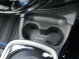 運転席助手席で使用できるドリンクホルダーです。