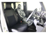 フロントベンチシートだから運転席足元もゆったり、広々快適です♪