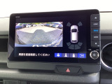 バックギアに入れますとご覧のような画像に自動的に切り替わります。車庫入れ時に役立ちます。