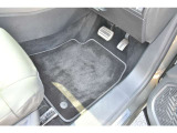 運転席フロアマットは使用感がありますが綺麗な状態です
