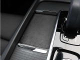 対応機種のスマートフォンを、トンネルコンソールの下のラバープレートに置いておくだけで充電可能。センターディスプレイの機能ビューを使用して、充電プレートのオンとオフを切り替えることができます。