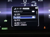 隣車線を走る車両をレーダーで検知し、ドアミラーでは確認しにくい後側方エリアに存在する車両に加え、急接近してくる車両も検知します。車両を検知するとドアミラーに搭載されたLEDインジケーターが点灯します。