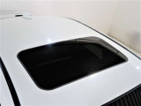 サンルーフを装備しています。天気のいい日のドライブの爽快感や車内の換気能力はサンルーフ付きのお車しか味わえません。