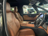 運転席の画像です。足元やシートまわりに余裕があり、リラックスした姿勢で運転が可能です。視界も良好で操作系へのアクセスもしやすく、快適で安心感のあるドライブをサポートします。