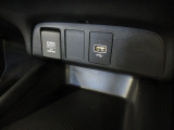 USBジャック、12V電源ソケットを設置しております。周辺機器の充電にご利用頂けます。