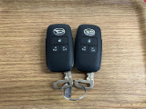 【スマートキー】 スマートキーを携帯していれば、ドアハンドルのボタンを押してロックの解除ができ、パワースライドドアもワンタッチで開閉できます。